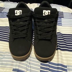 Black and brown Dc shoes size:8 