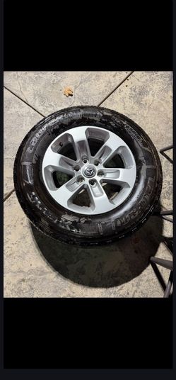 275/65R18  selos quite a una Dodge Ram 2020