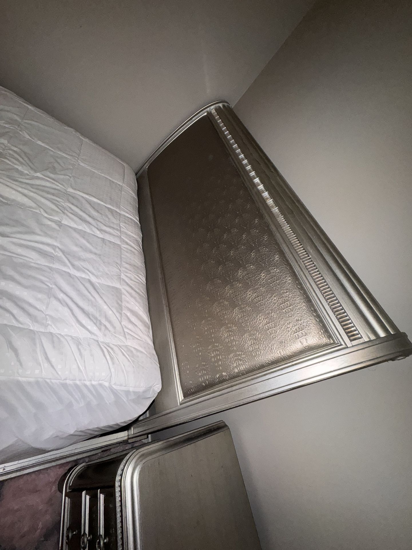 Queen Size Bed Frame W/ Dresser +nightstand