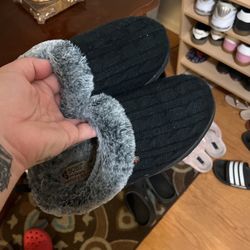 Sketchers Sz 6 Womans Black Slippers 