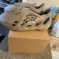 Yeezy Foam Runner Stone Sage Size 13 New