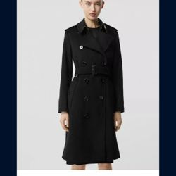 BURBERRY
The Eastheath cashmere trench coat