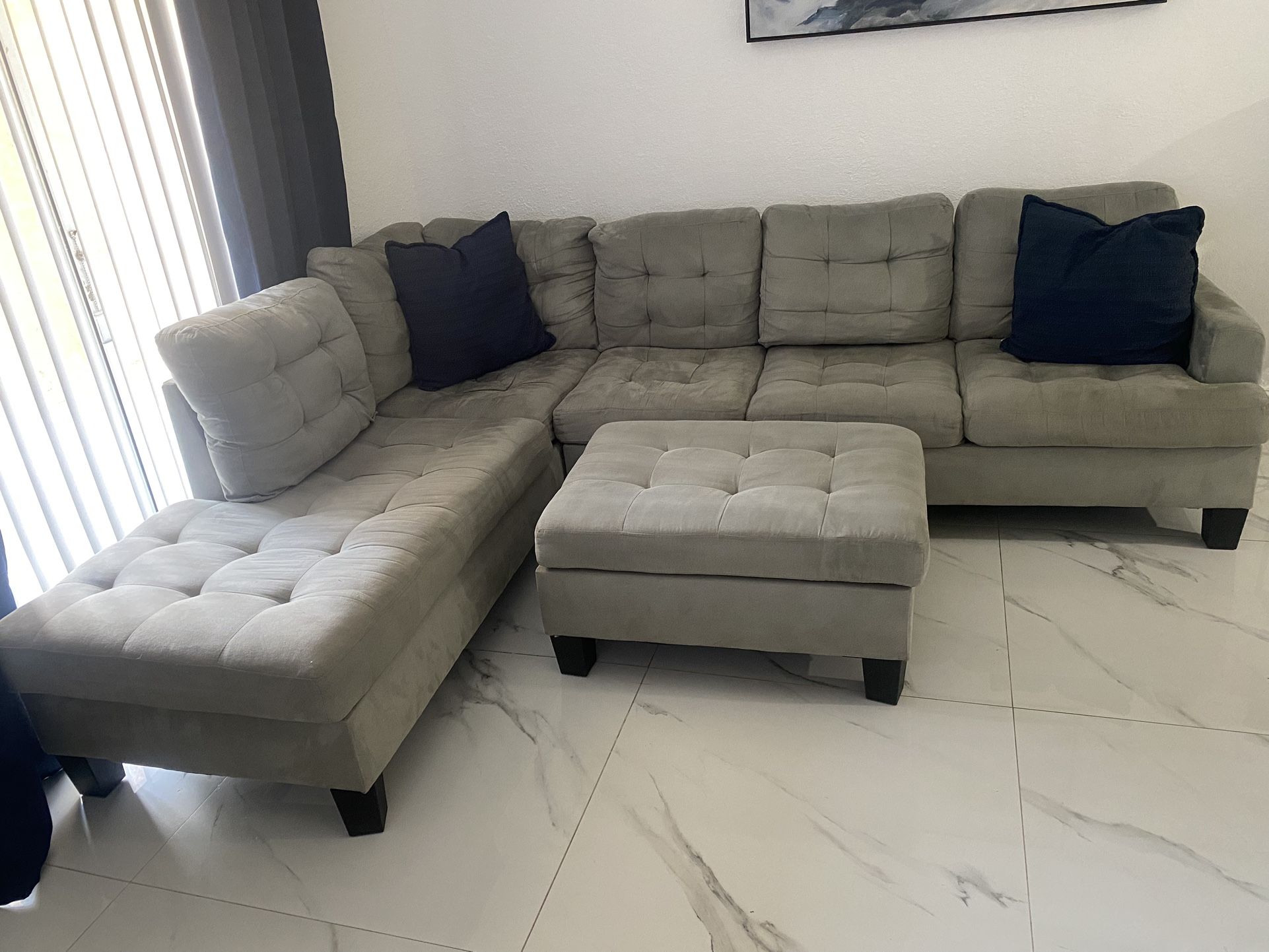 Reversible sectional Couch With Ottoman