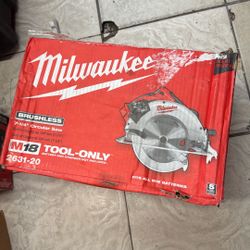 Milwaukee 7-1/4 Inch Brushless Circular Saw 