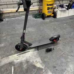 Sisigad electric scooter with charger ( Doesn’t Work)