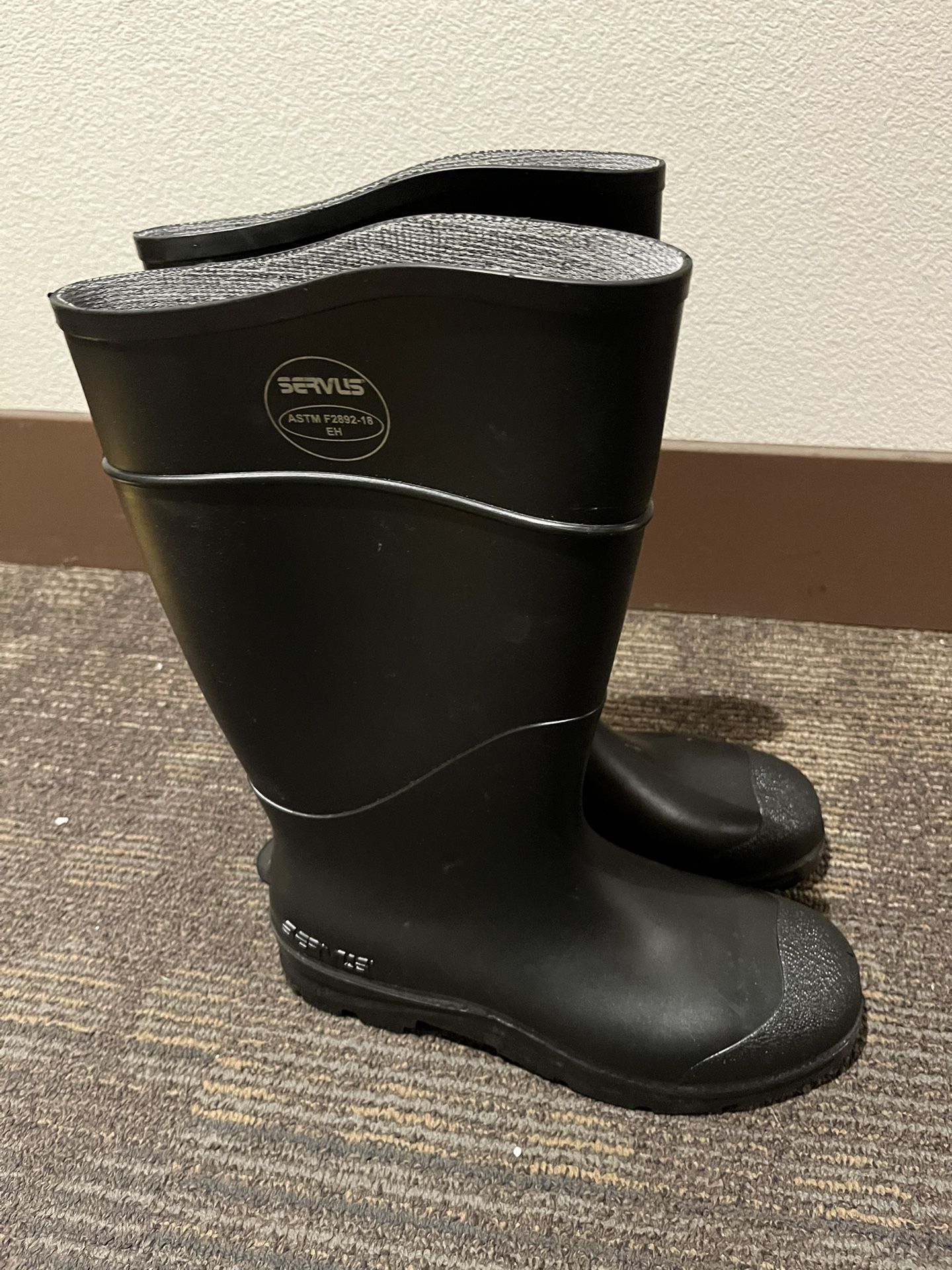 Serves Rain Boots 10/10