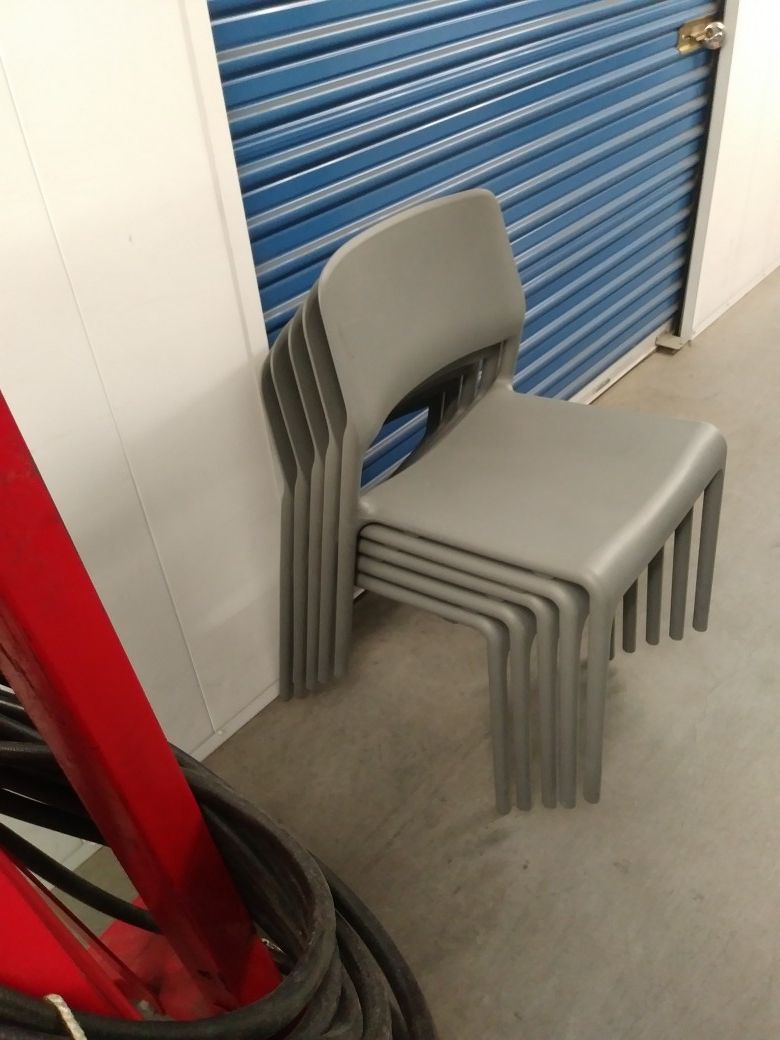 5 sillas en venta plastico duro 10 cada una 50 las cinco
