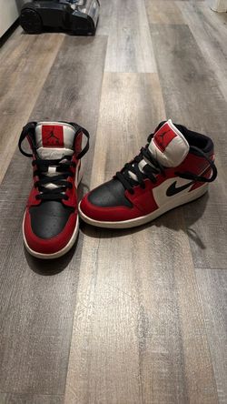 Air Jordan 1 Mid Chicago Black Toe