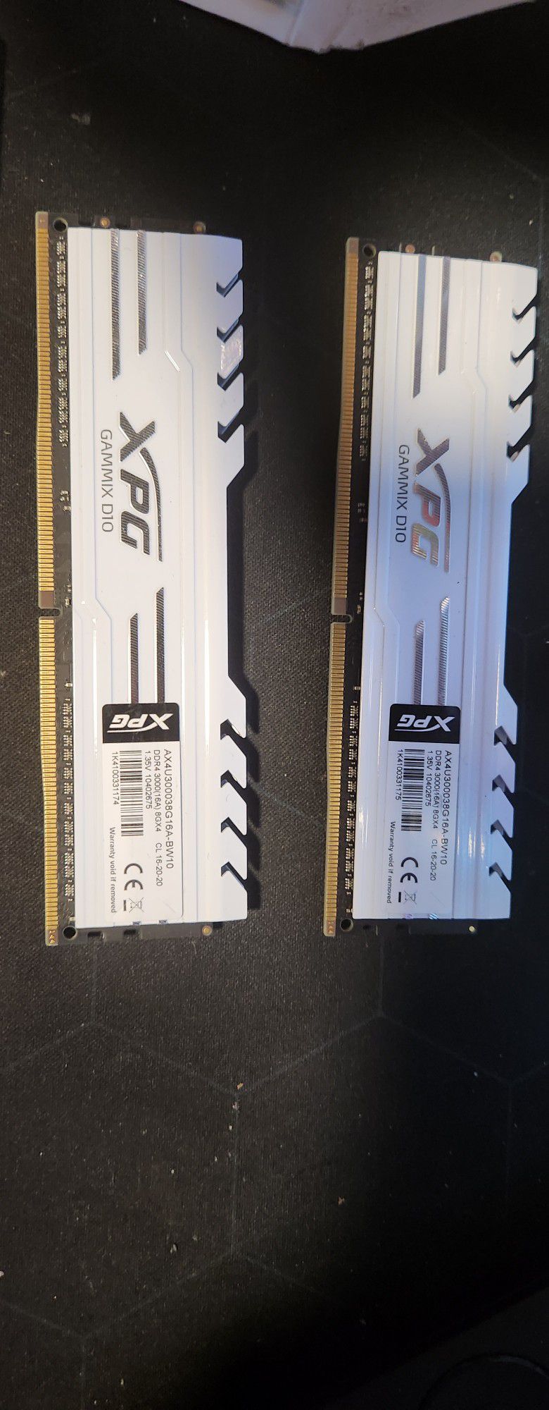 XPG GAMMIX D10 8GB RAM STICKS X2 16G 