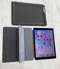 APPLE IPAD PRO 256 GB LIKE NEW WITH MAGIC KEYBOARD LEATHER CASE AND PEN UNLOCKED 
