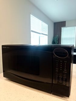 Selling a Sharp 1.4 cu. ft. (39.6-liter) microwave
