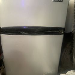 Magic Chef Mini Fridge W/ Freezer 