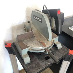 Delta power miterbox with Freud blade