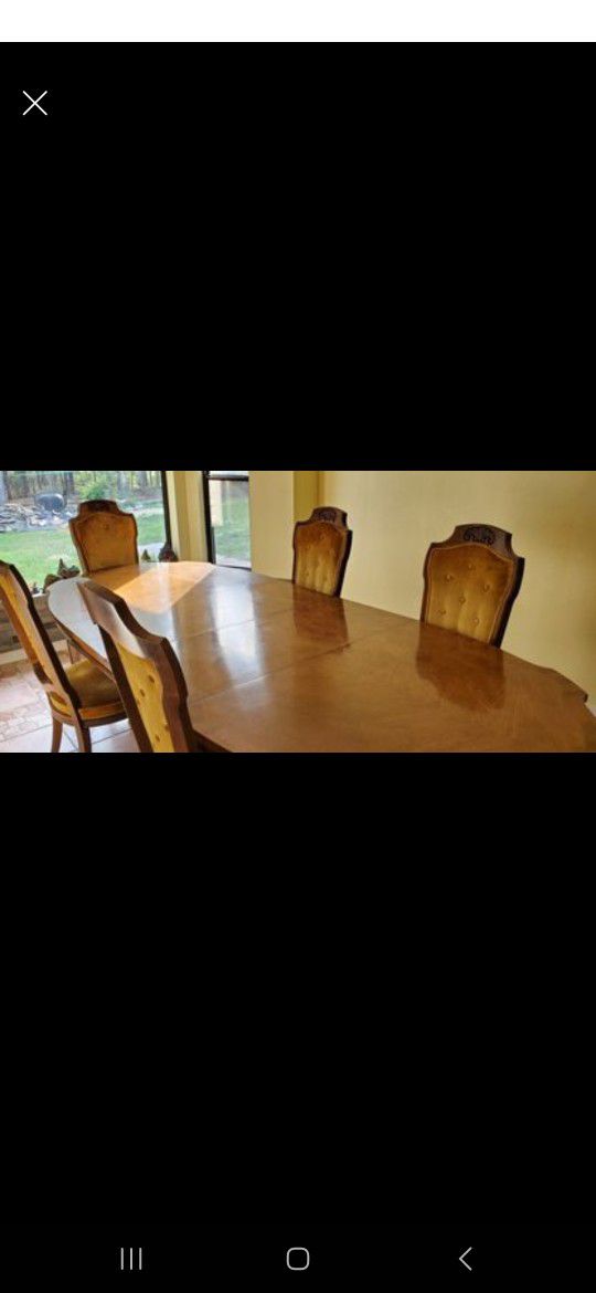 Dining Room Table, Chairs, hutch, leaves & Protective cover
