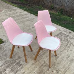 3 Pink Art/patio Chairs 80$ Or Best Offer