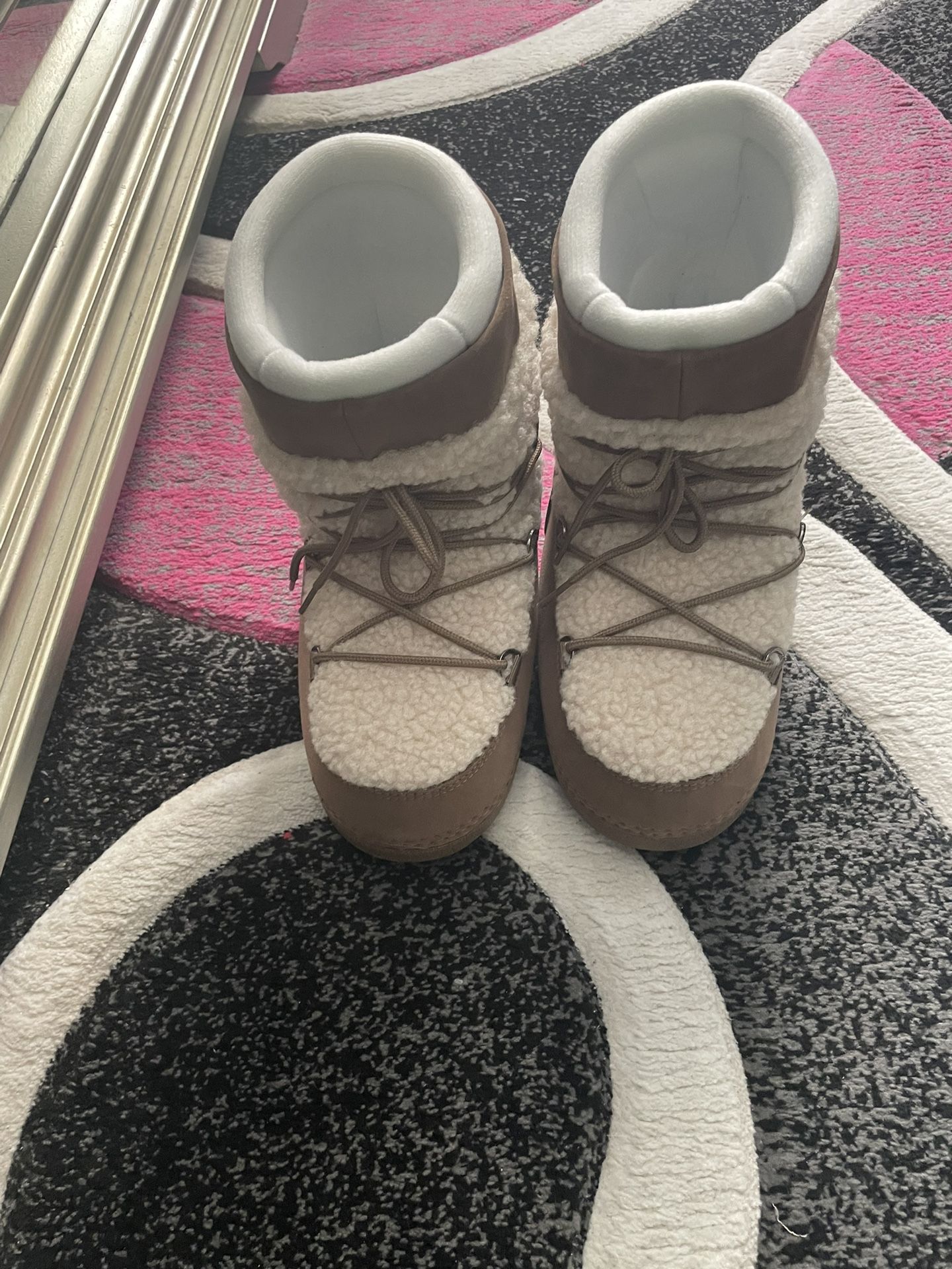 Both Mens Size 9 Snow Boots 80$