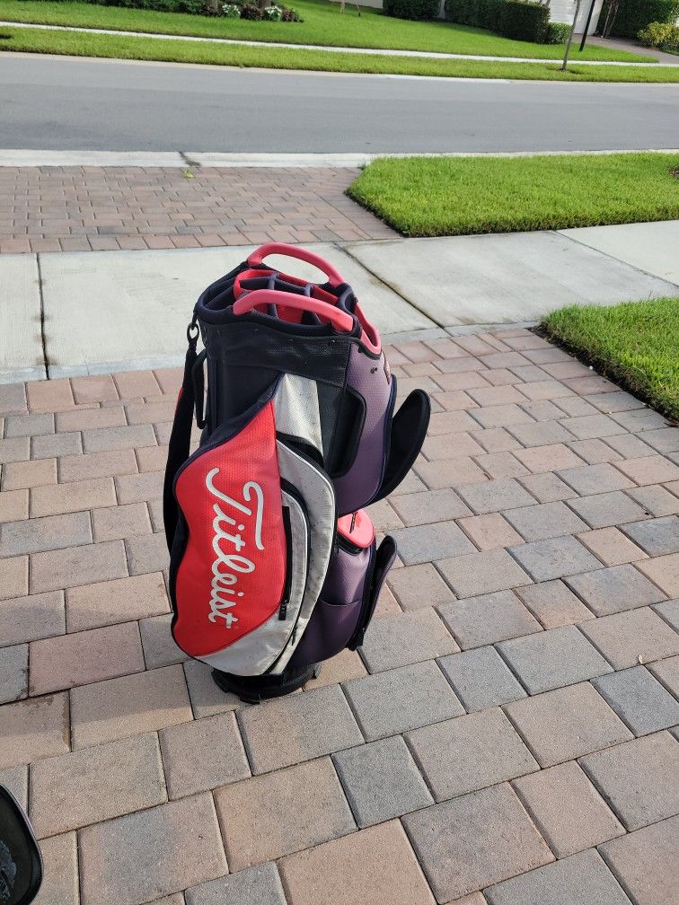 The Titleist Cart 15 Golf Bag showcases a 15-way top with full-length dividers that allows you to keep all your clubs organized. This bag has 11 pock