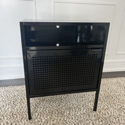 METAL BLACK SIDE TABLE LIKE NEW 