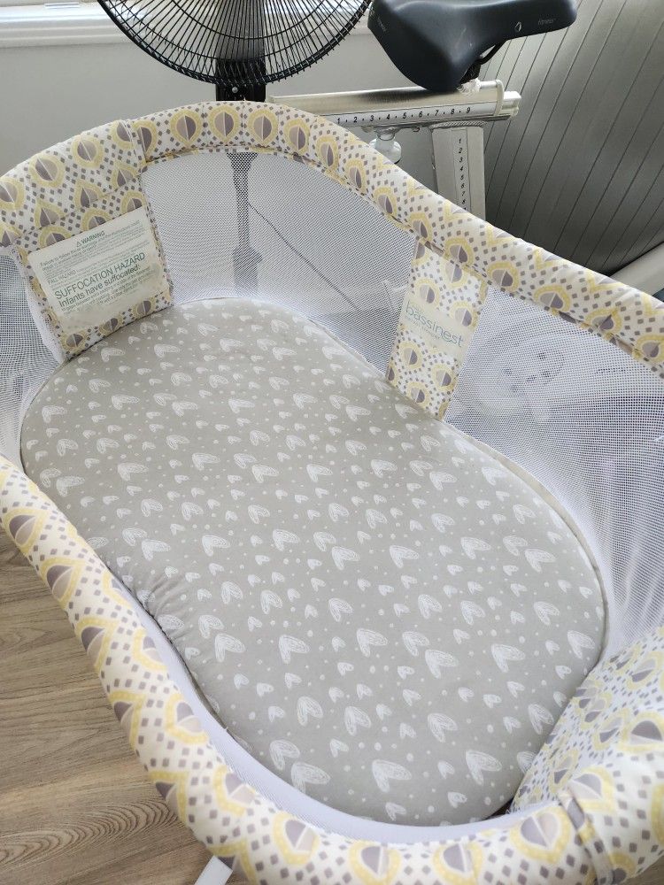 Bed Halo Bassinet Lux HALO BassiNest Swivel Baby Bassinet, Luxe