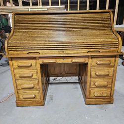 Solid OAK Roll top wood desk. Very good condition