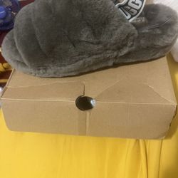 New!!  UGGS Size 10  Women Fluff Yeah Slide (Color) Grey/Charcoal $100.00) now👉🏽 $80
