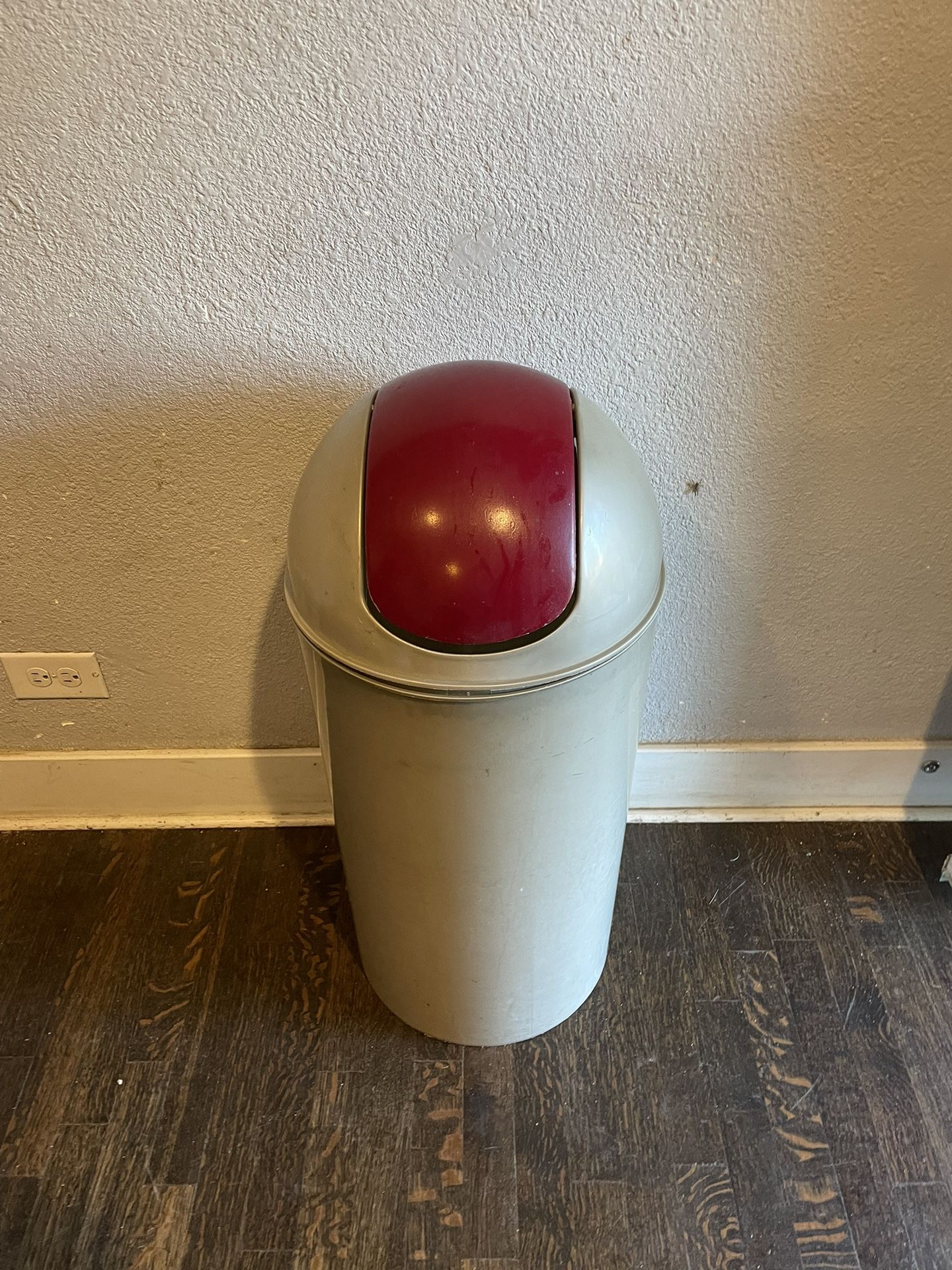 Swing-Top 16.5-Gallon Kitchen Trash Large