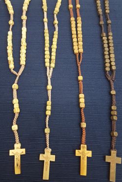 HANDMADE QUALITY WOOD BEADED ROSARY WITH CROSS, ROSARIOS COLLARES DE MADERA DE MUY BUENA CALIDAD