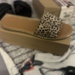 Woman’s Flat Sandals 