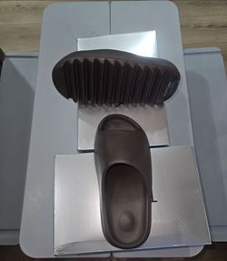 Yeezy slides 'Chocolate' size 7