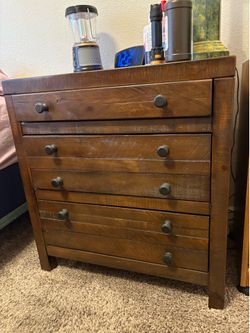 4‑Drawer Wooden Dresser – Rustic Style