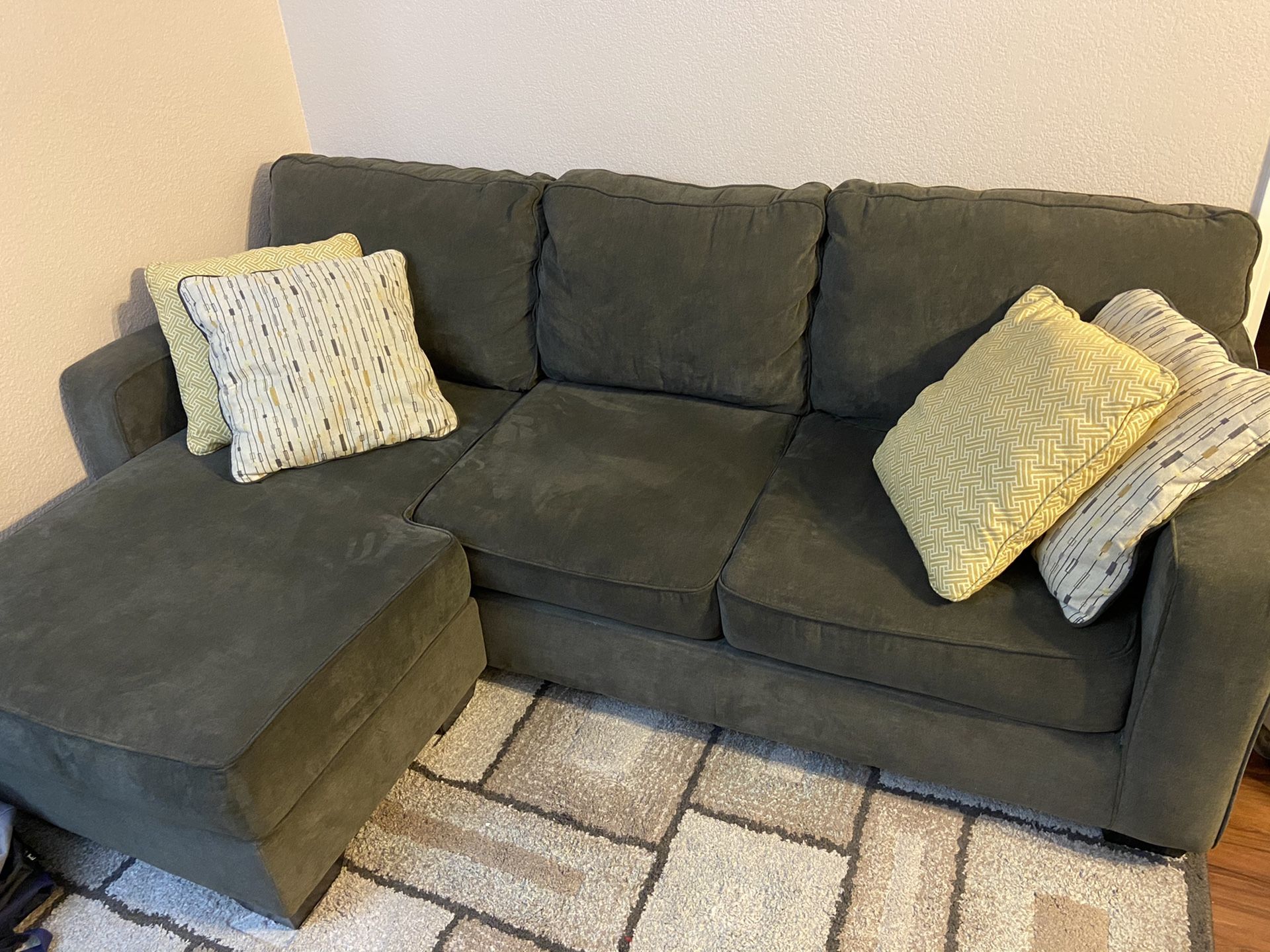 Sectional couch / sofa with reversible chaise