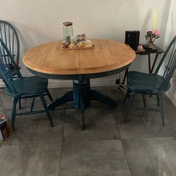 Table With Four Chairs And Exstands