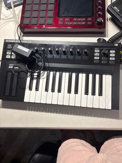 Native Instruments Komplete Kontrol S25 MIDI Keyboard