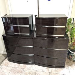 Wooden 6 Drawers Dresser And Mirror((59”L,18” D,,32” H ))   And 2 Nightstands ((24”L,16”D,16.5”H)$