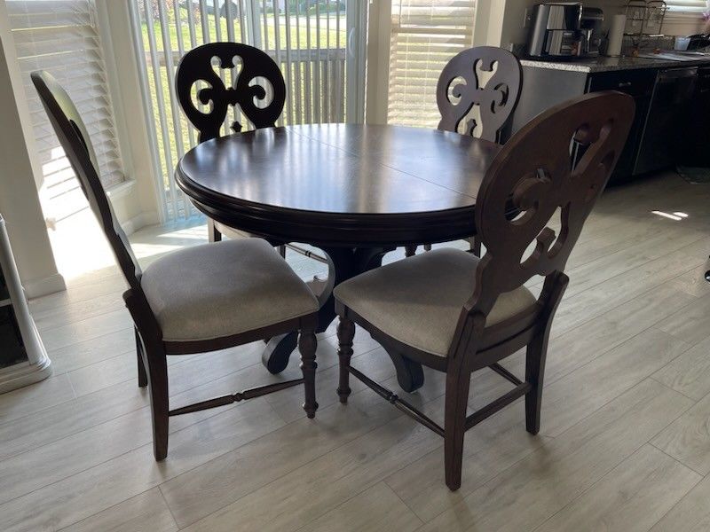 Elegant Expandable Dining Table With 6 Cushioned Chairs