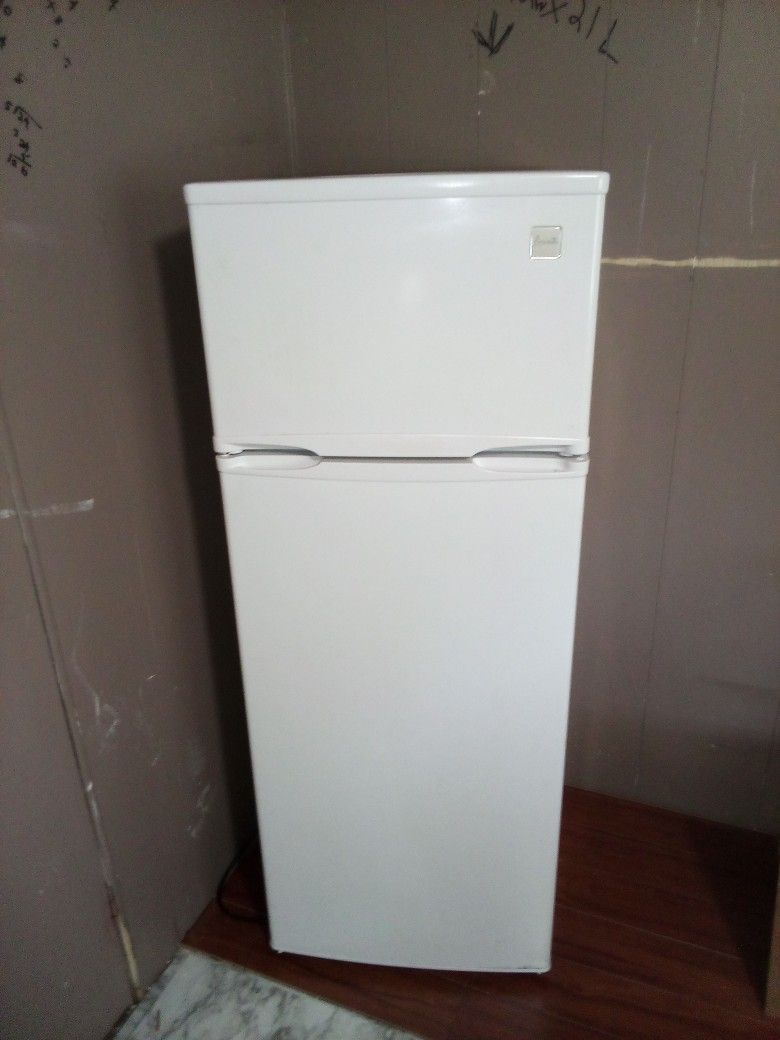 AVANTI APARTMENT FRIDGE $75