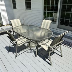 Outdoor Patio Table & Chairs