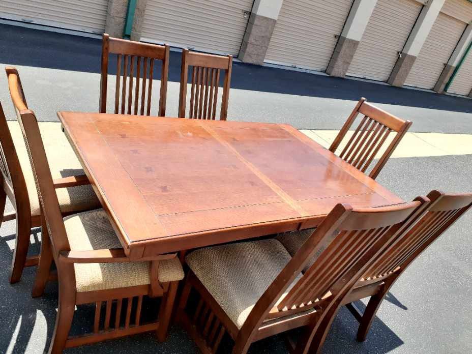 🎈🎈REALLY NICE DINING TABLE AND 8 CHAIRS WITH EXTENDED LEAF IN EXCELLENT CONDITION🎈🎈