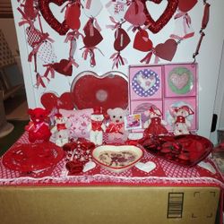 ASSORTMENT OF VALENTINES 💝 BRAND NEW MAKE OFFER 
