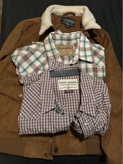 Ropa y cintos vaqueros  de niño