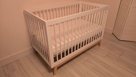 Soho 3-in-1 Convertible Crib and Newton Mattress. Like new