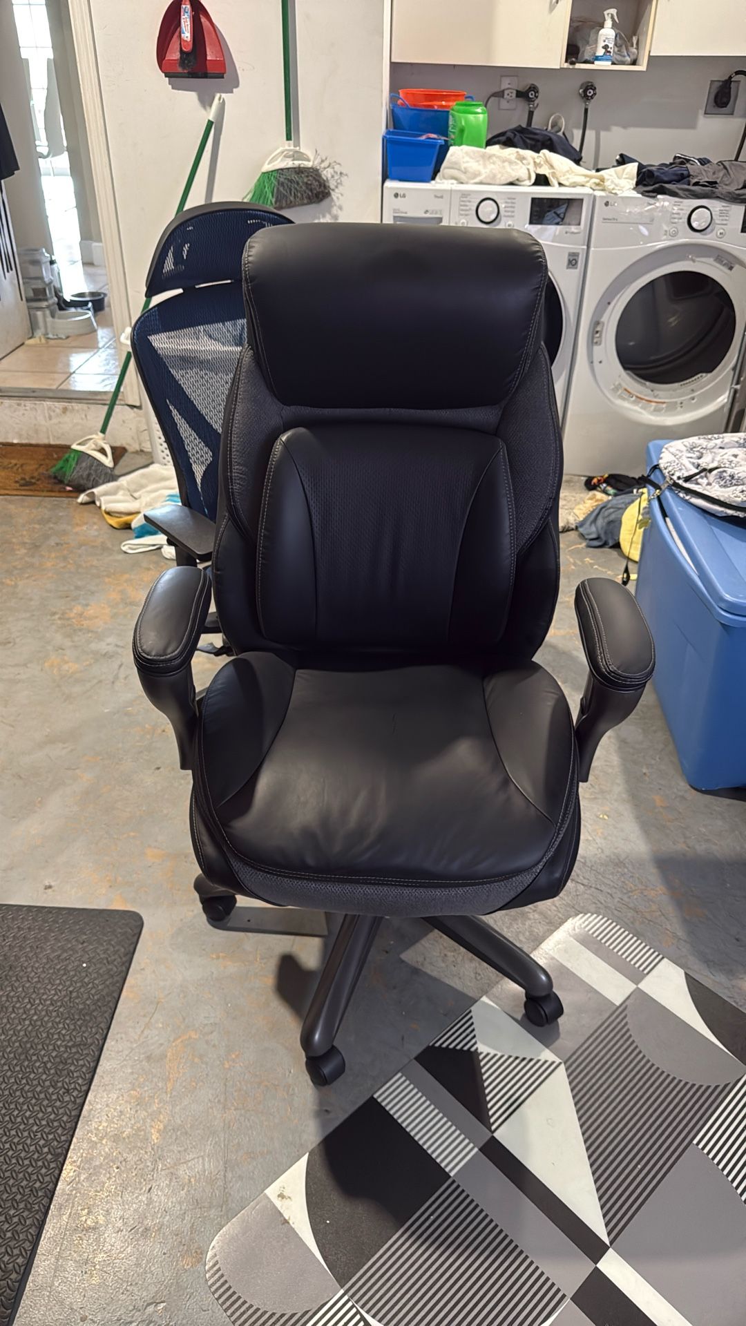 Serta smart layers Everett Executive chair