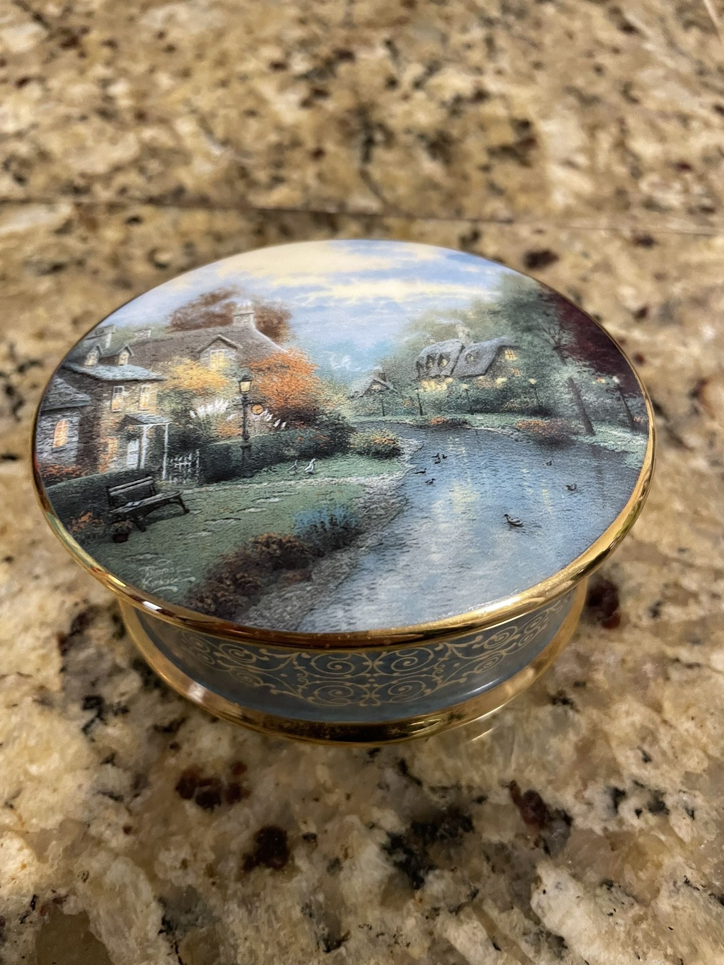 First issue of Thomas Kinkade Lamplight Village Music Box. The Ling and Winding Road.