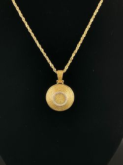 10K Gold ROUND PENDANT W/ DIAS
