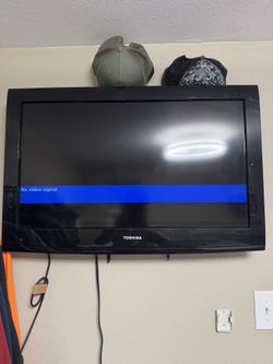 32 Inch Toshiba Tv With wall mount