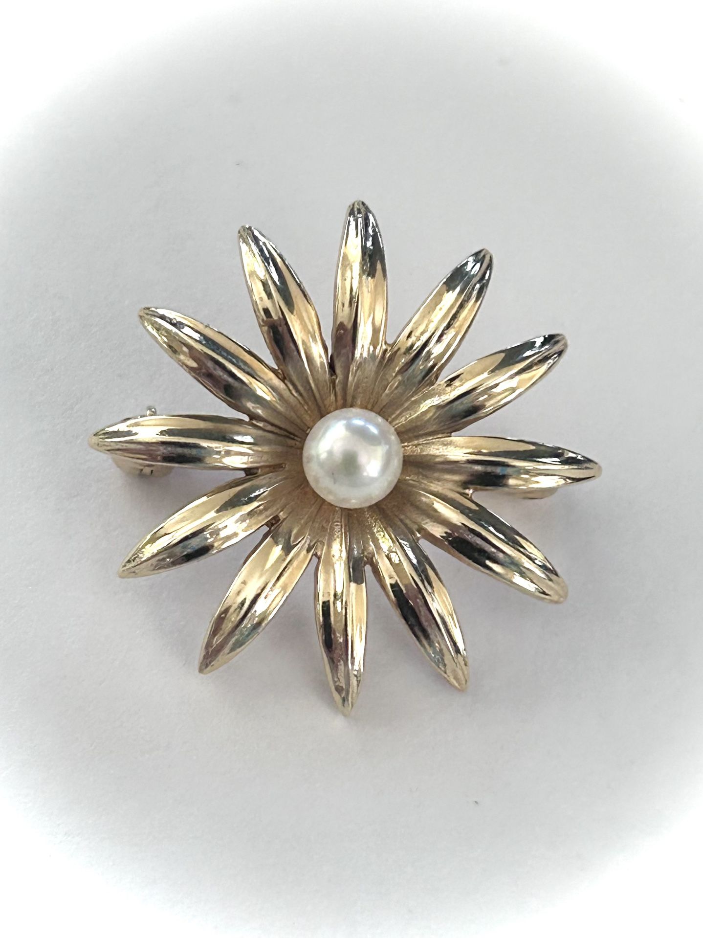 Vintage 14KT Yellow Gold 4.5MM Pearl Starburst Pin / Brooch - 4.05 Grams - 15/16” X 15/16”