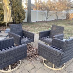 4 Brown Wicker Patio Chairs ! 