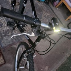 Mountain Bike   TREK 820 26INCH  18SPEED SHIFTING AND BREAK PERFECT With Light  Front    And   Pump Air  EVERYTHING IS PERFECT 