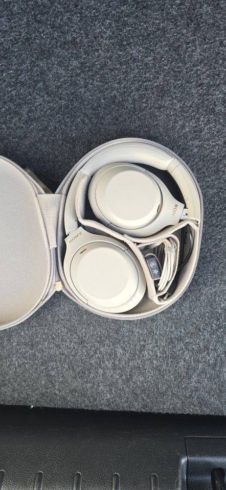 Sony WH 1000XM4 Headphones