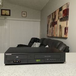 * SAMSUNG * HIGH QUALITY 4-HEAD HI-FI STEREO VHS VCR AND DVD PLAYER AND CD PLAYER COMBO UNIT . LIKE NEW . MUST SEE TO APPRECIATE . EXCELLENT CONDITION